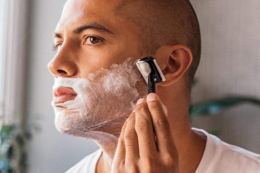 RASIEREN MIT EINEM RASIERHOBEL